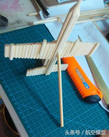 飞机模型筷子手工制作(制作简易的飞机模型)(16)
