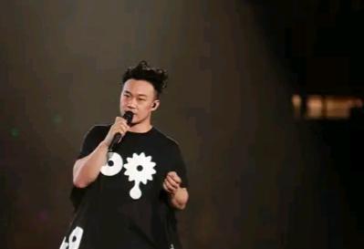 华语乐坛公认的殿堂级天后（华语乐坛近30年来有哪些歌手可以称得上天王天后）(10)