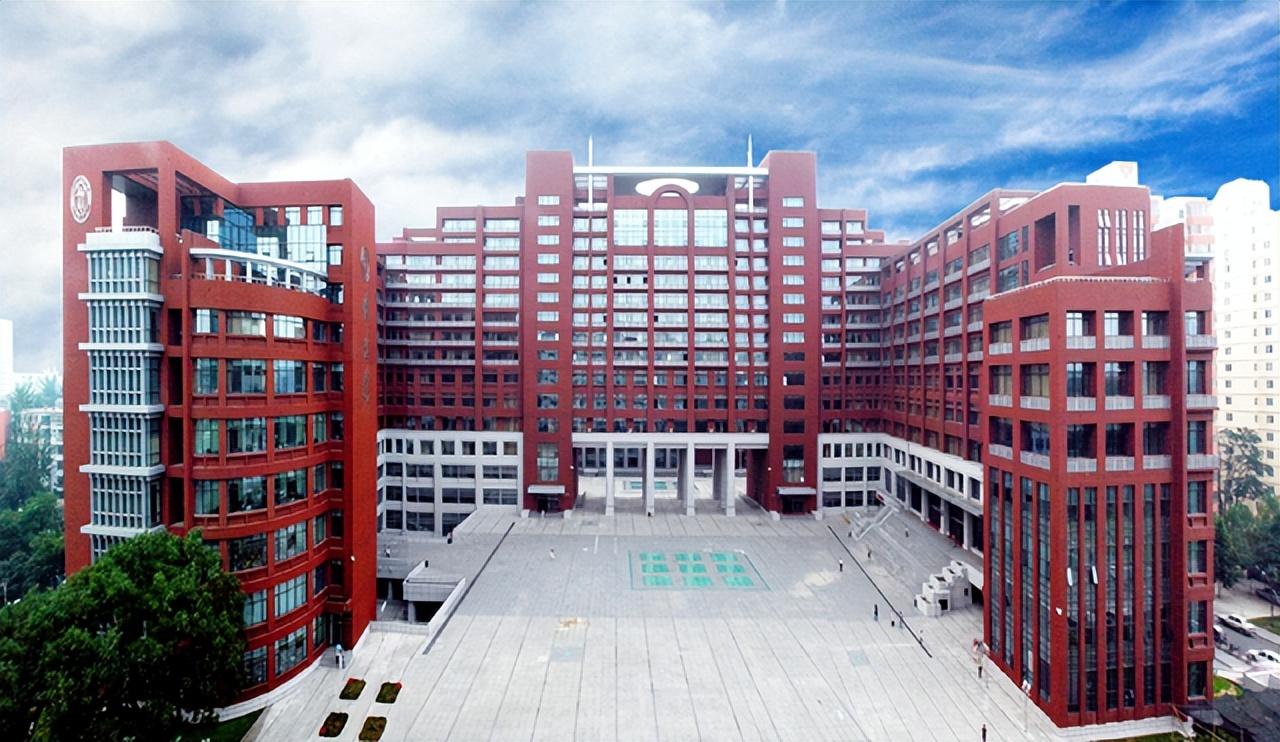 清华北大位列亚洲大学排名前二（前十中有7所是中国高校）