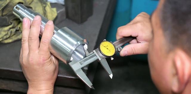 你用过汽车节油器吗?大叔发明“抠门”节油器,1年能省5000元