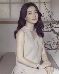 ​46岁的李英爱颜值和气质逆天了（中年的李英爱美出了新高度）