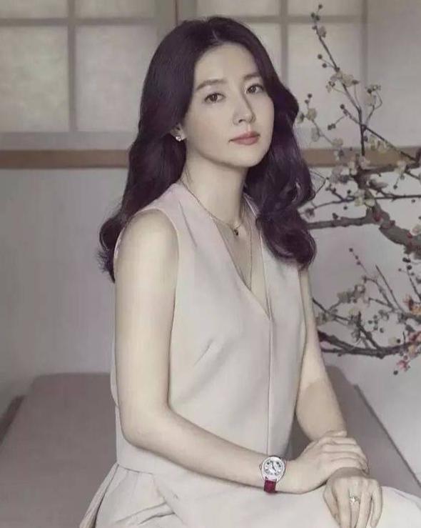 46岁的李英爱颜值和气质逆天了（中年的李英爱美出了新高度）(1)