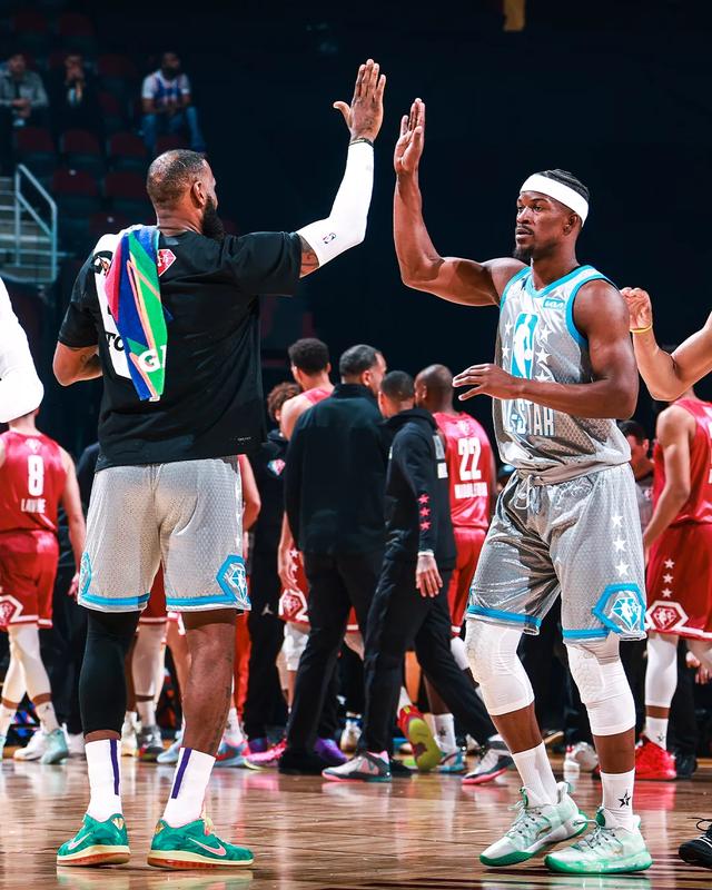 nba詹姆斯全新系列球鞋(NBA球员上脚詹姆斯2双战靴)(8)