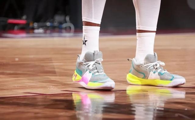 nba詹姆斯全新系列球鞋(NBA球员上脚詹姆斯2双战靴)(5)