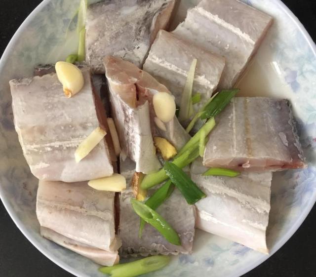炸带鱼怎么做才酥脆好吃(老师傅教你好吃做法)(5)