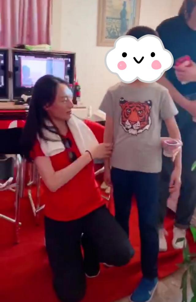 梁洛施近况曝光,女神素颜搂着小男孩,母爱满满笑容满面
