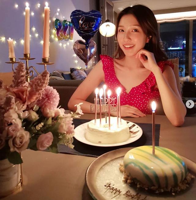 梁洛施近况曝光,女神素颜搂着小男孩,母爱满满笑容满面