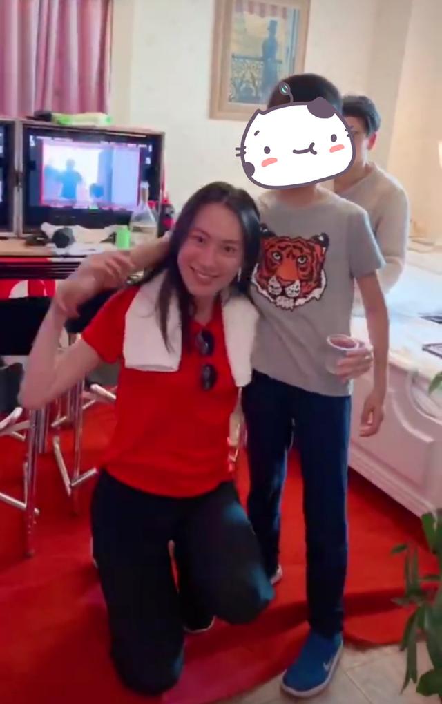 梁洛施近况曝光,女神素颜搂着小男孩,母爱满满笑容满面