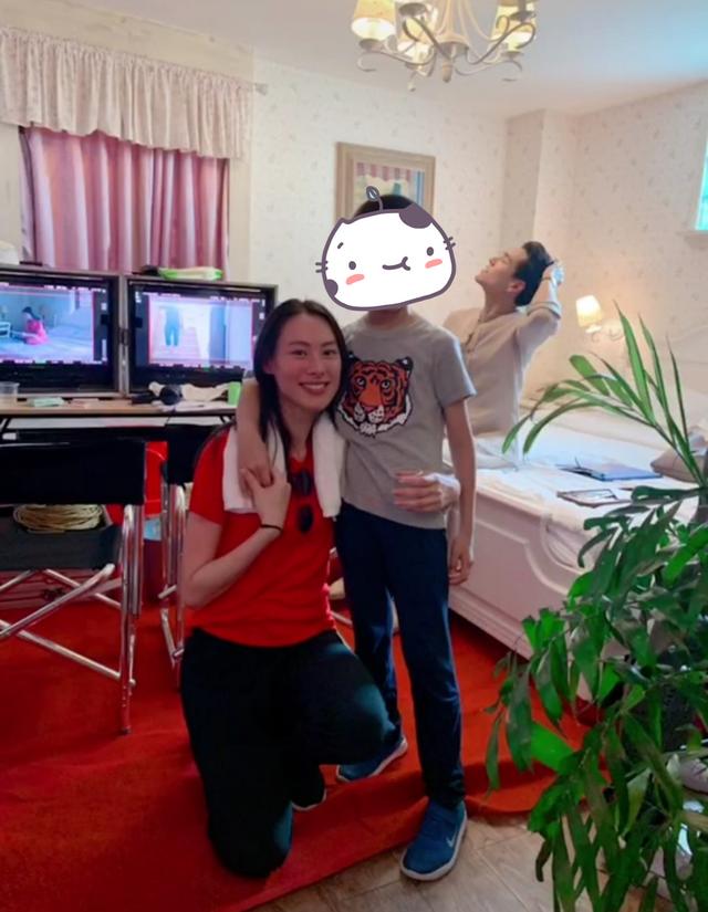 梁洛施近况曝光,女神素颜搂着小男孩,母爱满满笑容满面