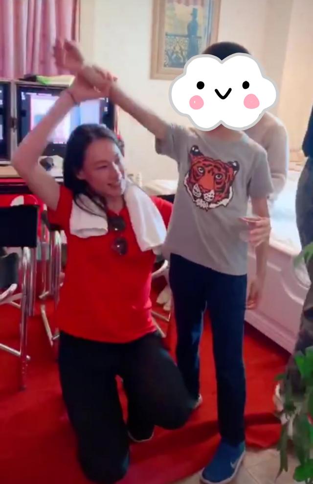 梁洛施近况曝光,女神素颜搂着小男孩,母爱满满笑容满面