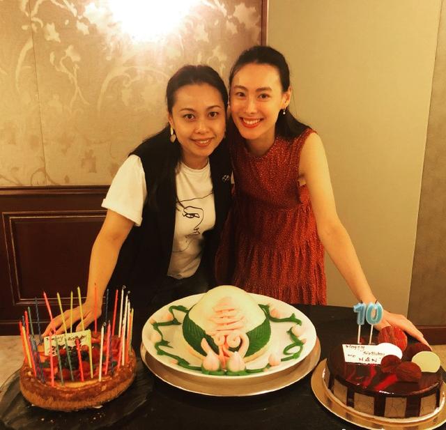 梁洛施近况曝光,女神素颜搂着小男孩,母爱满满笑容满面