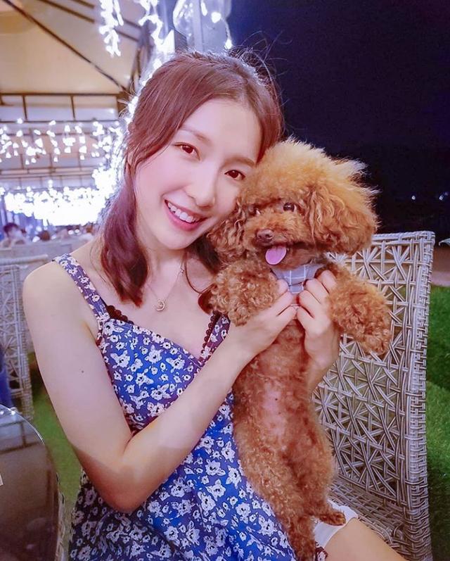 梁洛施近况曝光,女神素颜搂着小男孩,母爱满满笑容满面