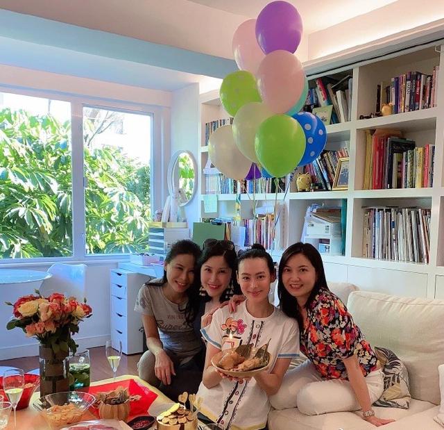 梁洛施近况曝光,女神素颜搂着小男孩,母爱满满笑容满面