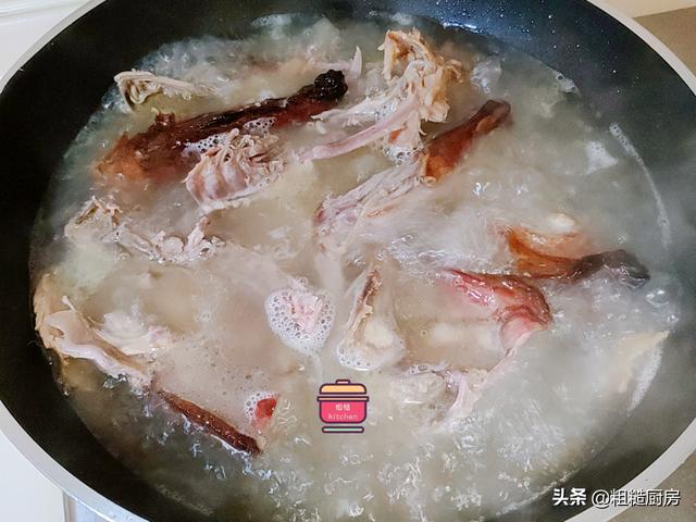 烤鸭鸭架熬汤最简单的方法（吃完烤鸭鸭架别浪费）(9)