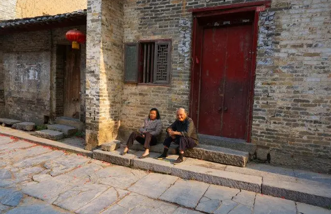 住进老人过世的房子需要怎么弄（死过人的房子处理办法）(图2)