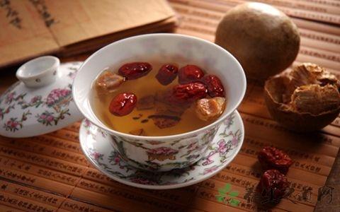 罗汉果水隔夜能喝吗（罗汉果茶的功效有哪些）(图1)