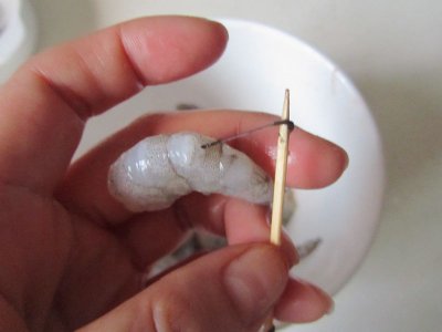 ​虾线不去除可以吃吗（虾背上的黑线吃了对人有害吗）