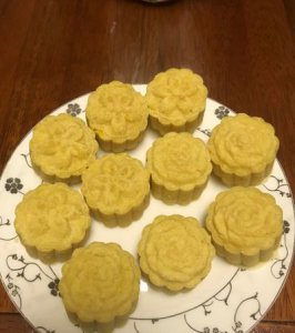 ​绿豆糕热量，一个窝头,一个肉夹馍，一待绿豆饼，一个面包，一袋蔬菜卷的热量?