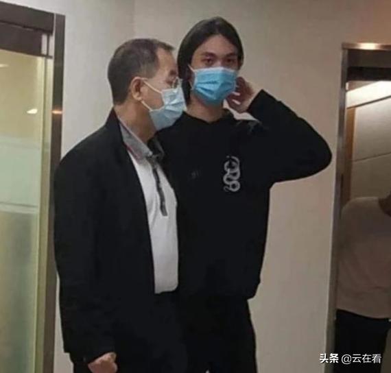 众明星出席吴孟达葬礼仪式(著名香港影星吴孟达丧礼举行)(6)