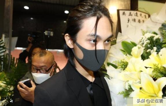 众明星出席吴孟达葬礼仪式(著名香港影星吴孟达丧礼举行)(5)