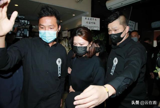 众明星出席吴孟达葬礼仪式(著名香港影星吴孟达丧礼举行)(4)