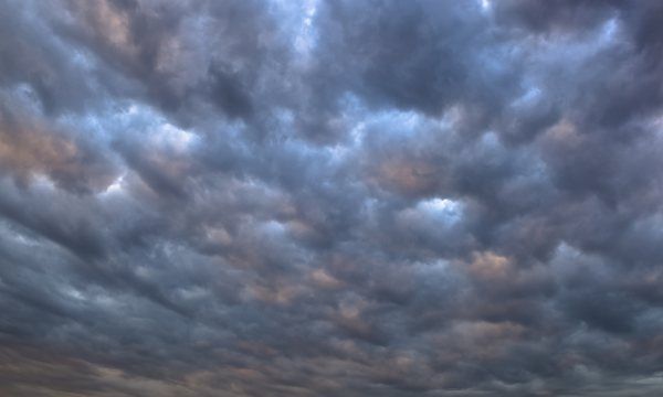 漂浮在空中的一朵云有多重,一朵云重50万公斤,为什么掉不下来?图8