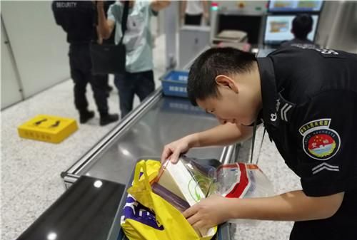 我第一次做飞机，，洗面奶和乳液还有洗发水之类的东西可以放在行李箱内托运吗托运的液体有重量限制