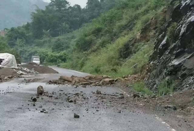 在山上遇到泥石流应该向哪个方向跑