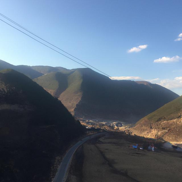 美国「报复性」空袭后,驻叙美军基地再遭袭,十多枚火箭弹从天而降,哪些信息值得关注?-图1 美国「报复性」空袭后,驻叙美军基地再遭袭,十多枚火箭弹从天而降,哪些信息值得关注?-图1