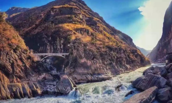 金沙江虎跳峡在哪里,虎跳峡在哪条江图2