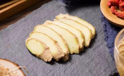 ​生姜揩肚子的用处，有减胖效验（调节便秘、失眠）