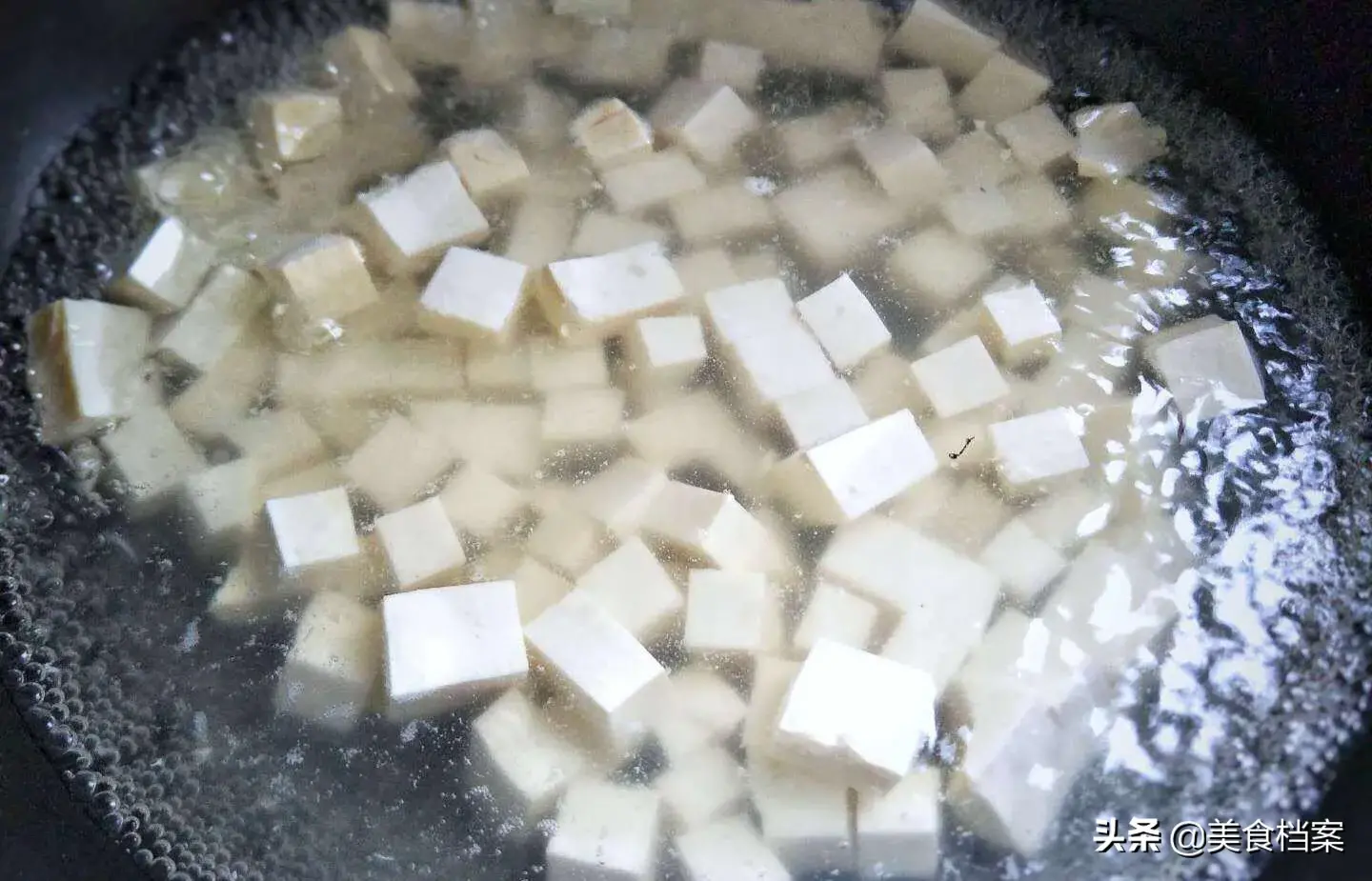 小菜豆腐汤的家常做法(豆腐汤怎么做好吃又简单视频)