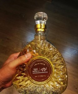 ​白兰地是否就是葡萄酒，白兰地和香槟属于葡萄酒吗？