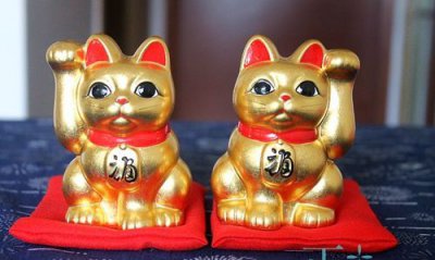 ​招财猫举左手和右手的区别,招财猫举左右手是什么意思