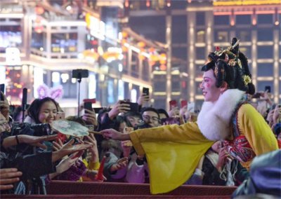 ​西安不倒翁小姐姐回应生娃后变憔悴，真相是否如大家所想？