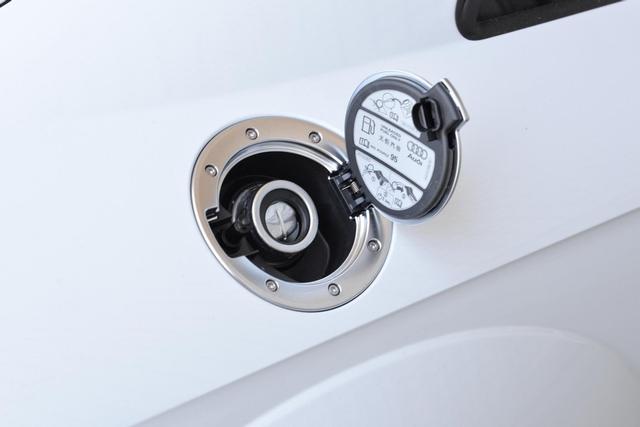 奥迪tt硬顶敞篷演示(奥迪TT硬顶跑车5.9秒破百)(4)