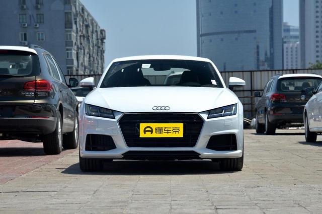 奥迪tt硬顶敞篷演示(奥迪TT硬顶跑车5.9秒破百)(2)