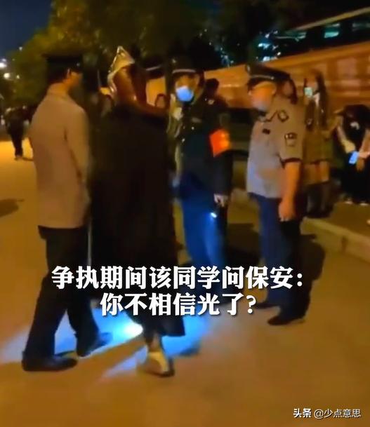小区上空惊现奥特曼（你不信光了陕西一男子假扮奥特曼游荡校园）(2)