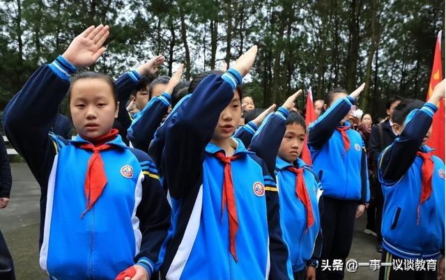 国旗法规定中小学每天升国旗吗(全校仅有4个学生)(3)
