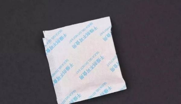 干燥剂是什么样的,什么食品里面有干燥剂图2