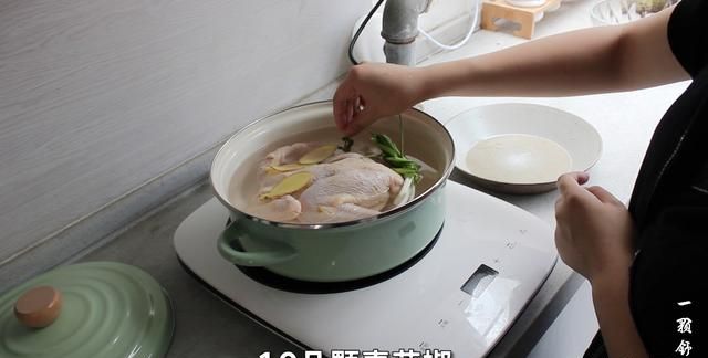 口水鸡是什么地方的菜，口水鸡和白斩鸡到底有什么区别？哪一道做法鸡肉吃着更香嫩？该怎么做？图13