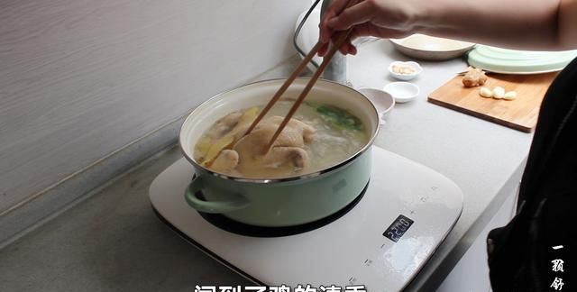 口水鸡是什么地方的菜，口水鸡和白斩鸡到底有什么区别？哪一道做法鸡肉吃着更香嫩？该怎么做？图12
