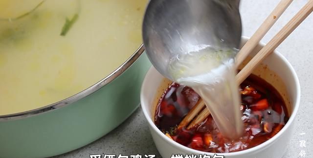 口水鸡是什么地方的菜，口水鸡和白斩鸡到底有什么区别？哪一道做法鸡肉吃着更香嫩？该怎么做？图11