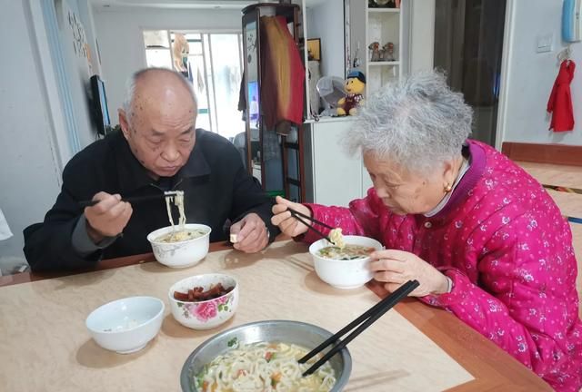 胡萝卜能不能生着吃,生吃山芋,生吃胡萝卜,还有哪些蔬菜可以生吃呢?图3