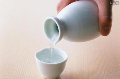 ​茅台镇百吨酱酒流入河中？(当地回应说出真相)