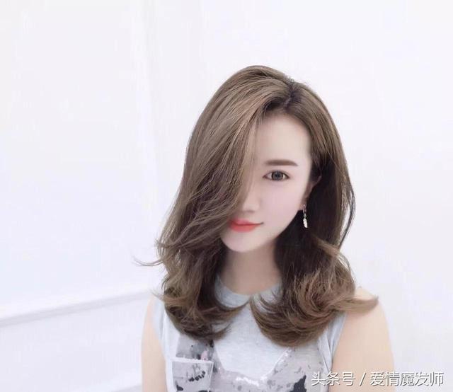 中长卷发这么烫才好看（今年发型这样烫）(4)
