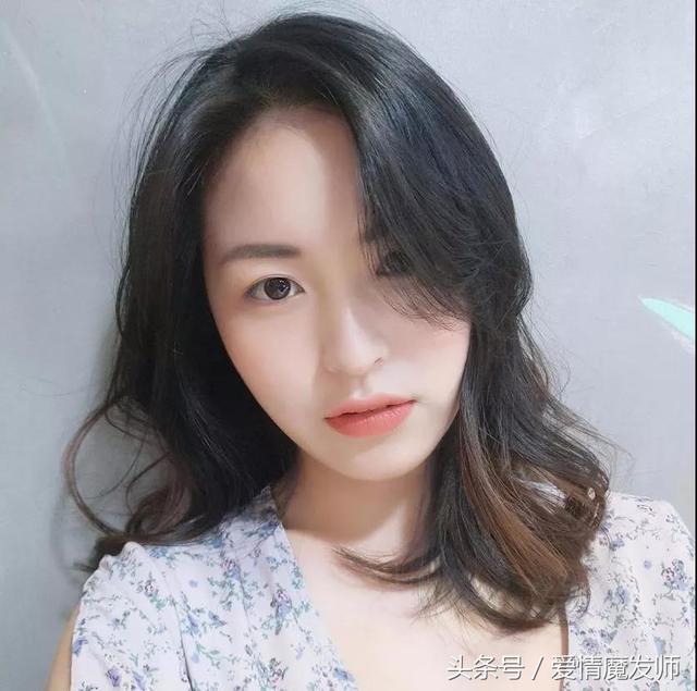 中长卷发这么烫才好看（今年发型这样烫）(8)