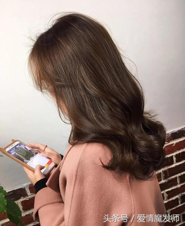 中长卷发这么烫才好看（今年发型这样烫）(24)