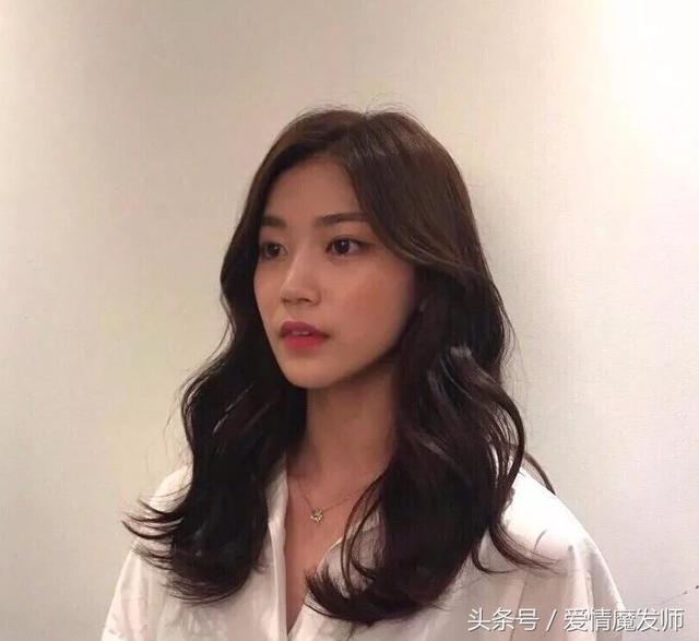 中长卷发这么烫才好看（今年发型这样烫）(23)