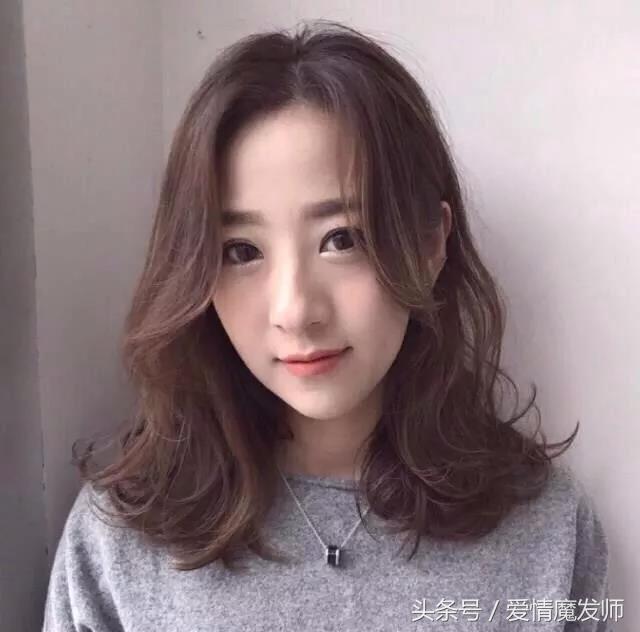 中长卷发这么烫才好看（今年发型这样烫）(14)